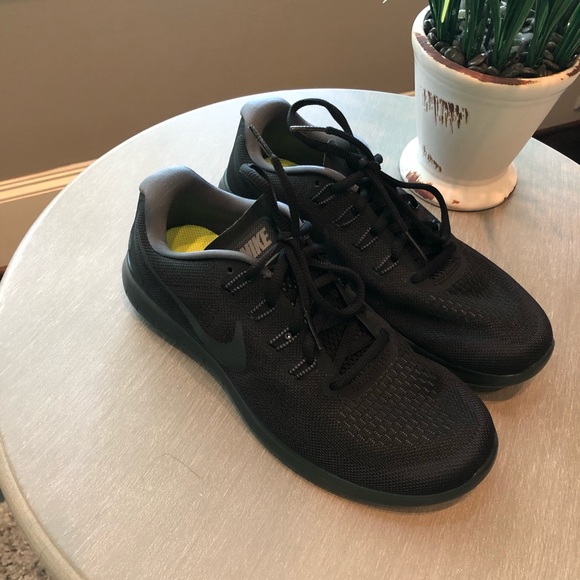 Nike Shoes - NIKE RUNNING TENNIS SHOES ALL BLACK DESIGN